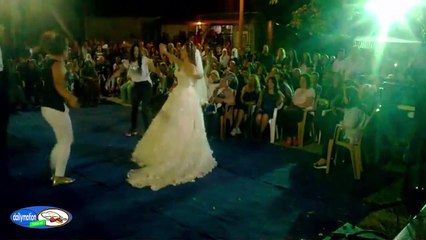 Gelin ve arkadaşlarından coşkulu oyun havaları