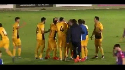 L’arbitre arrête le match alors que le ballon entre dans le but