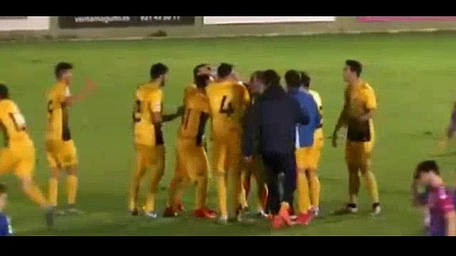 L’arbitre arrête le match alors que le ballon entre dans le but