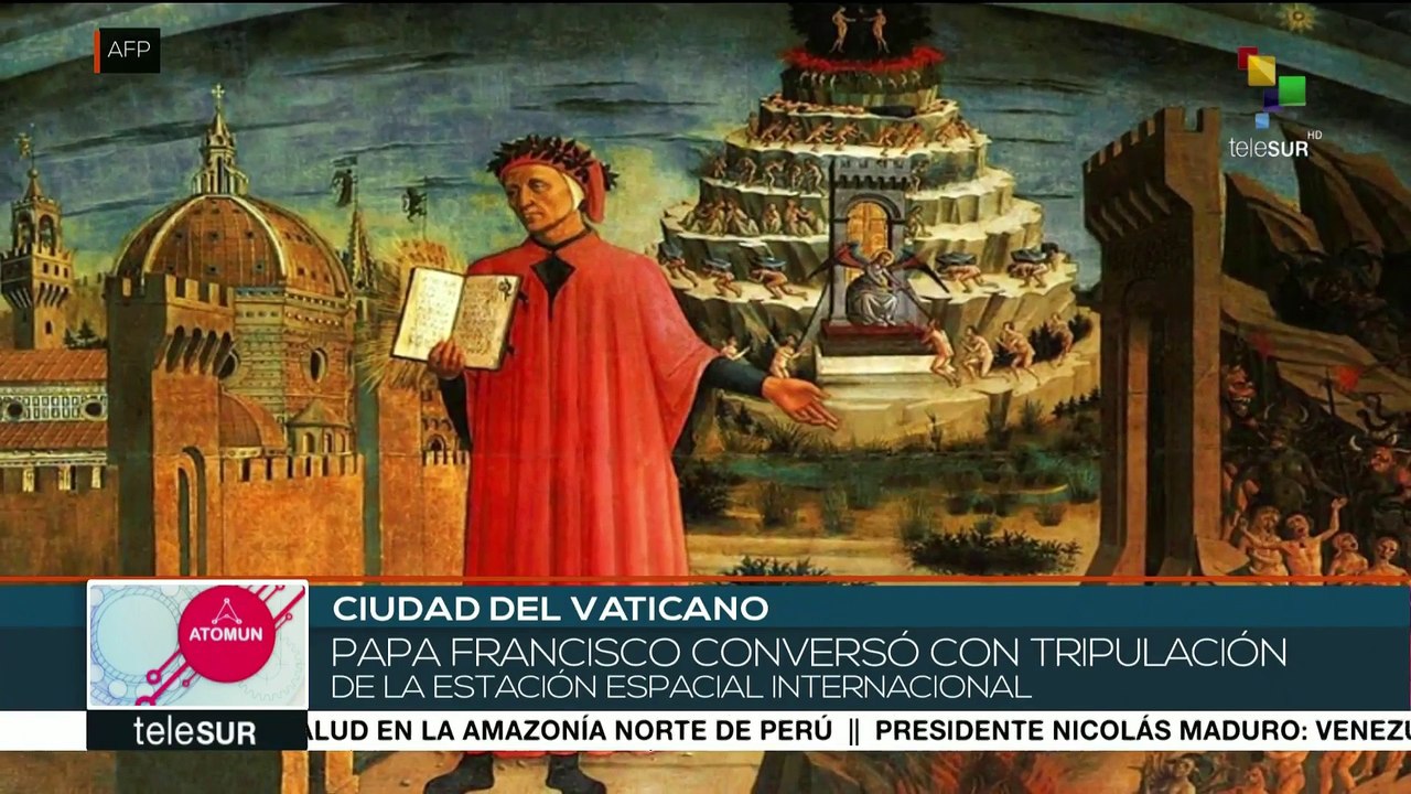 El papa conversa con tripulantes de la estación...