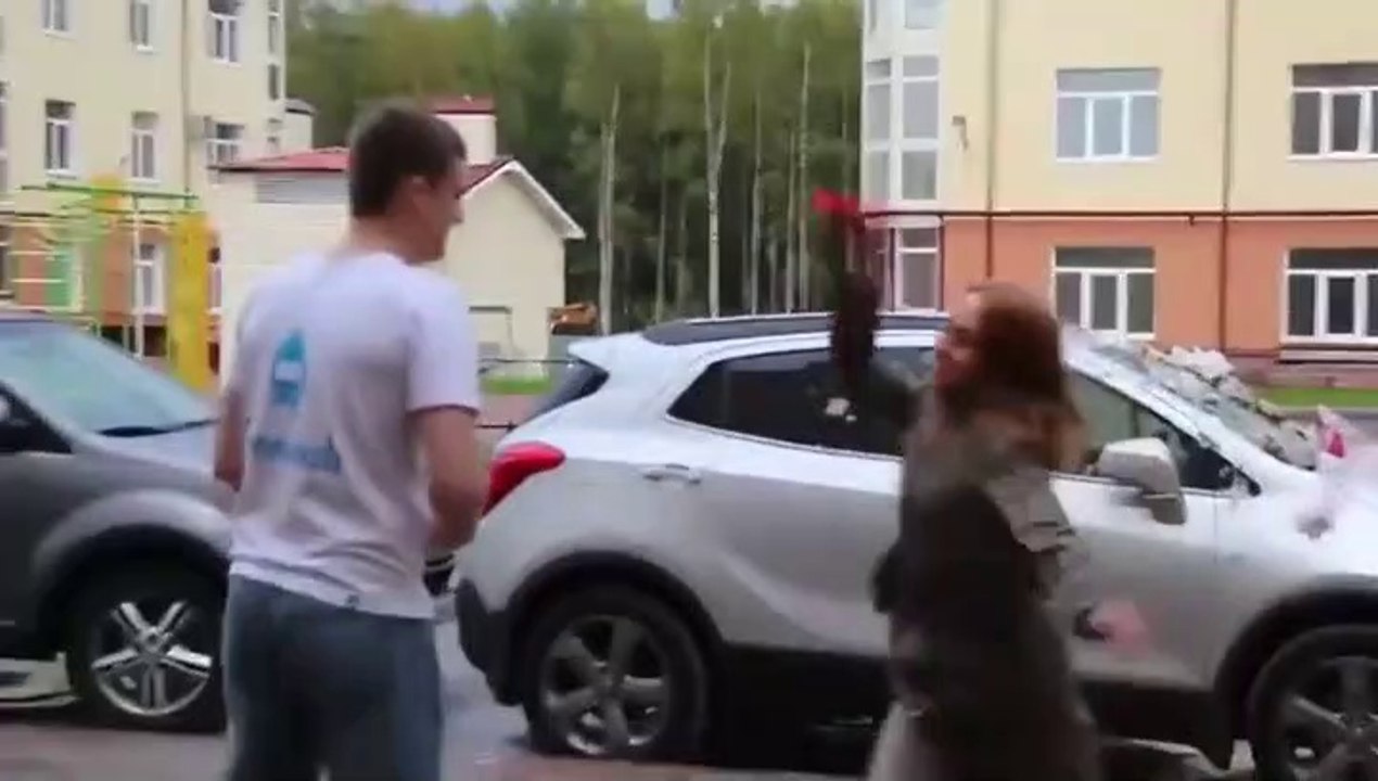 Elle pensait détruire la voiture de son ex mais se trompe de voiture