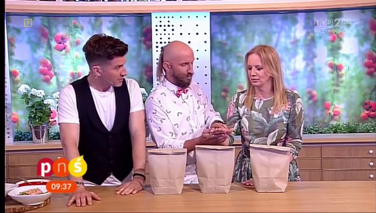 Ce magicien plante un clou dans la main de la présentatrice : tour de magie raté