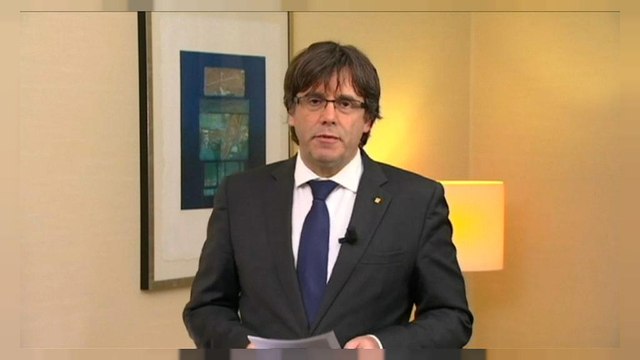 Catalogna: emesso il mandato d'arresto europeo contro Carles Puigdemont, il presidente deposto della regione. Il magistrato ha anche respinto la sua richiesta di testimoniare in video-conferenza dal Belgio.