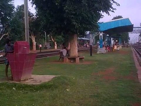 22632 HWH WAP-4 passes Paraj Station with Agniveena Express.3gp