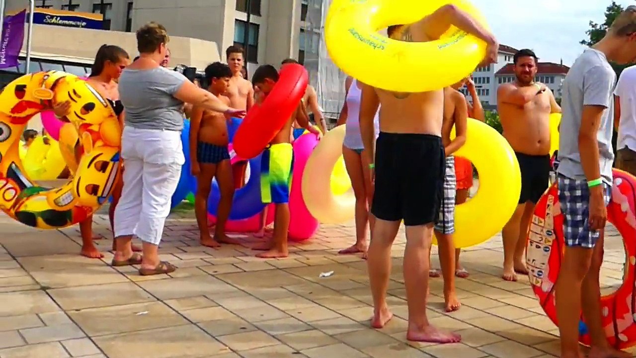 Un Toboggan Aquatique Géant dans ma RUE -  City Slide