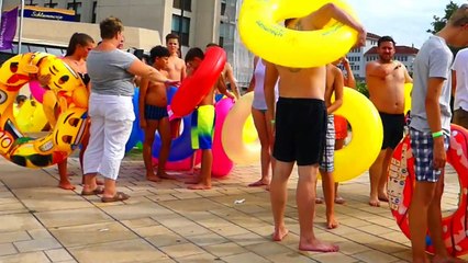 Un Toboggan Aquatique Géant dans ma RUE -  City Slide