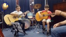 Pequenos alunos aprendendo primeiros acordes