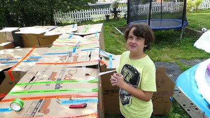 24H00 dans Ma maison en carton de MILLIONNAIRE - Piscine- Bowling-Disco