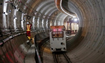 Dinding MRT Jatuh, 2 Kendaraan Ringsek & 1 Orang Luka