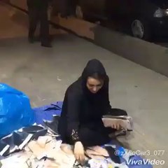 خانومی به یک معلول کمک میکند که جنساش فروخته شود