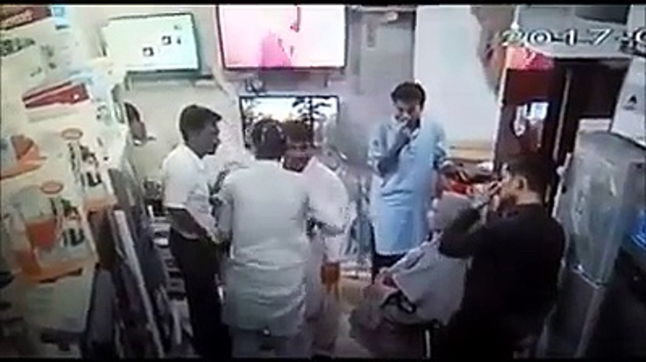 کراچی قبول ٹاون میں الیکٹرونکس کی دوکان پر لُوٹ مار کی CCTV فوٹیج دیکھیں۔ ویڈیو: محمد عثمان۔ کراچی