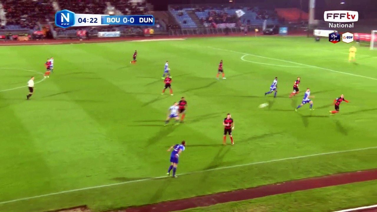 Grosse occasion pour Dunkerque, la frappe de Grich est repoussée par le gardien de Boulogne P. Roulet.