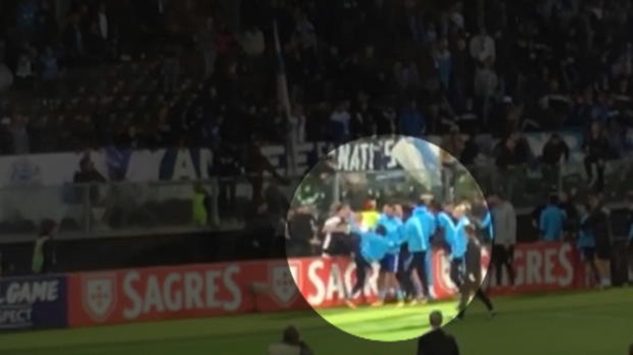 VIRAL: Sepakbola: Adegan Evra Menendang Fans Yang Berujung Kartu Merah