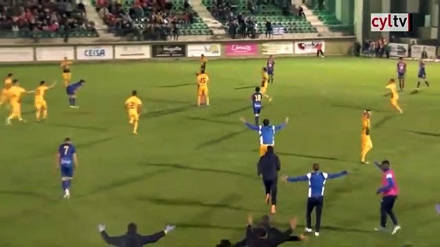 Quand l'arbitre siffle la fin du match alors qu'un joueur s’apprête à marquer !