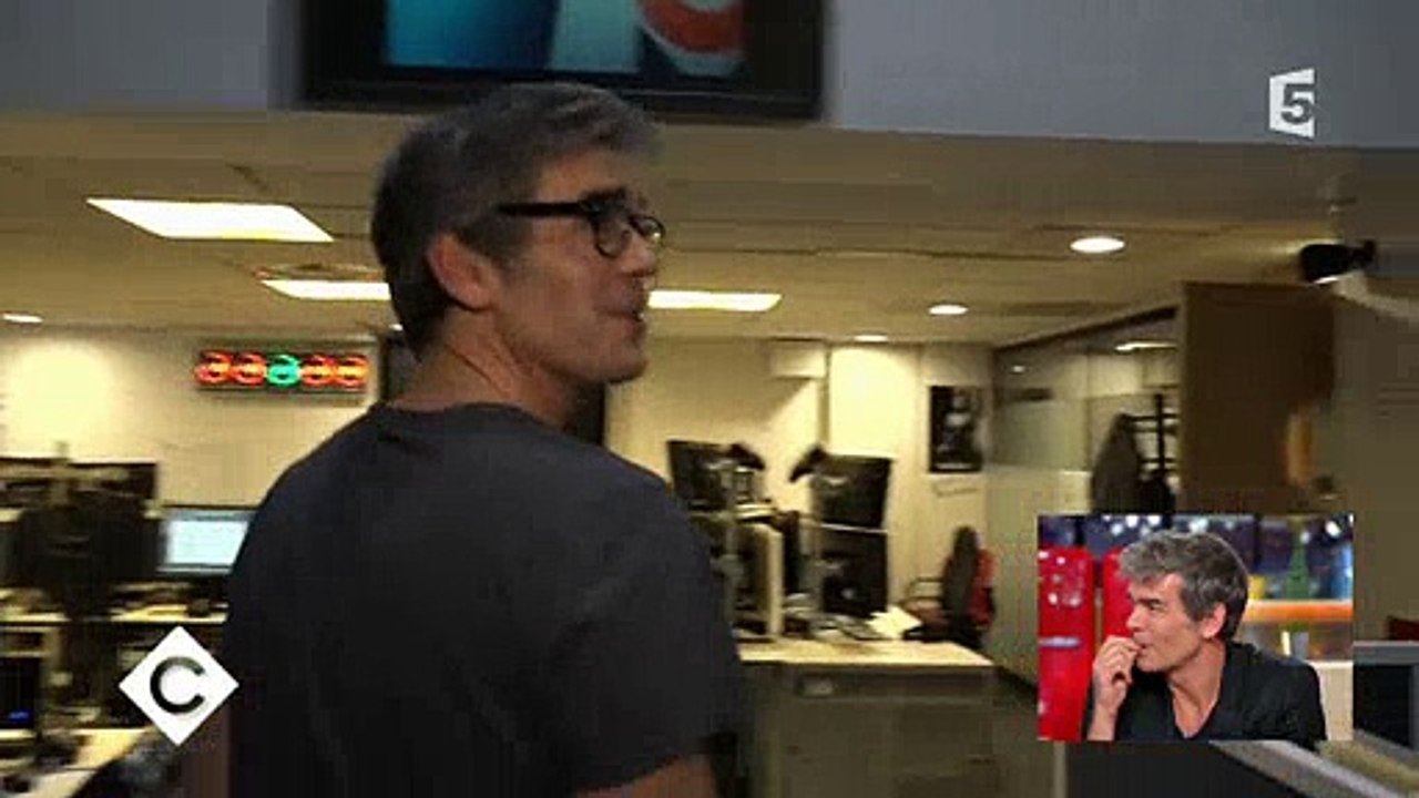"C à vous" visite les coulisses du 19.45 de Xavier de Moulins sur M6 - Regardez