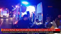 Sakarya Refüjü Aşan Otomobil Elektrik Direğine Çarptı: 2 Yaralı