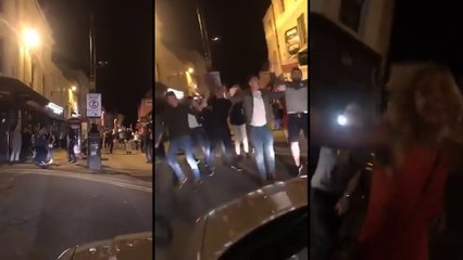 Il crée une soirée dans la rue avec la musique "Boom boom boom, i want you in my room"