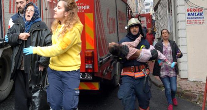 Anne ve Babasını Döven Genç, Evi Ateşe Verdi! Apartman Sakinleri Mahsur Kaldı