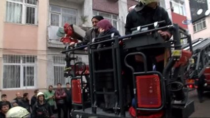 Fatih'te Ailesiyle Kavga Eden 19 Yaşındaki Genç Binayı Ateşe Vererek Kaçtı.