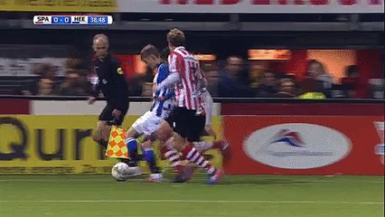 Martin Ødegaard tricking two Sparta-defenders. 