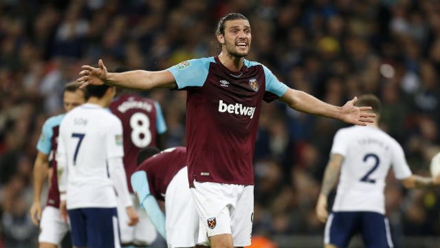 Fowler warns Liverpool of West Ham's Carroll threat