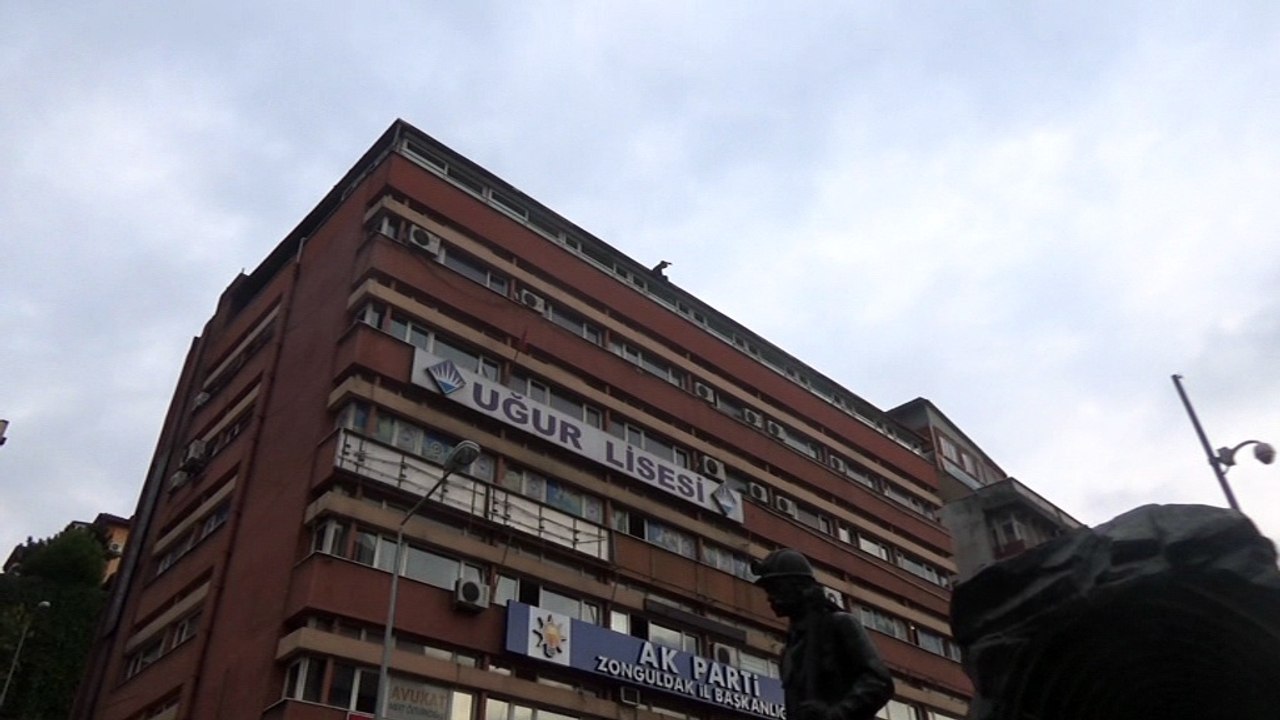 AK parti binası üstünden intihar