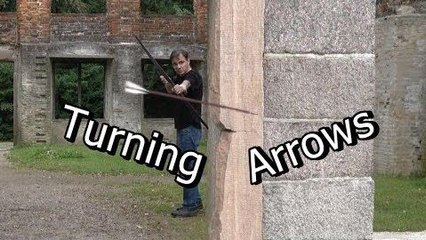 Un archer fait tourner les flèches