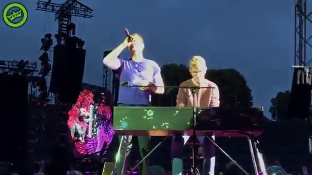 Coldplay laisse monter un fan qui joue au piano avec Chris Martin en plein concert !