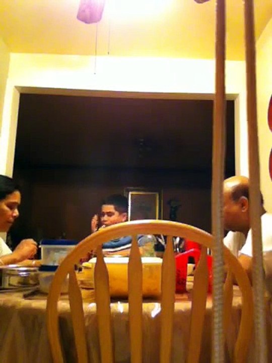 Papa lâche un énorme prout à table pendant le diner..