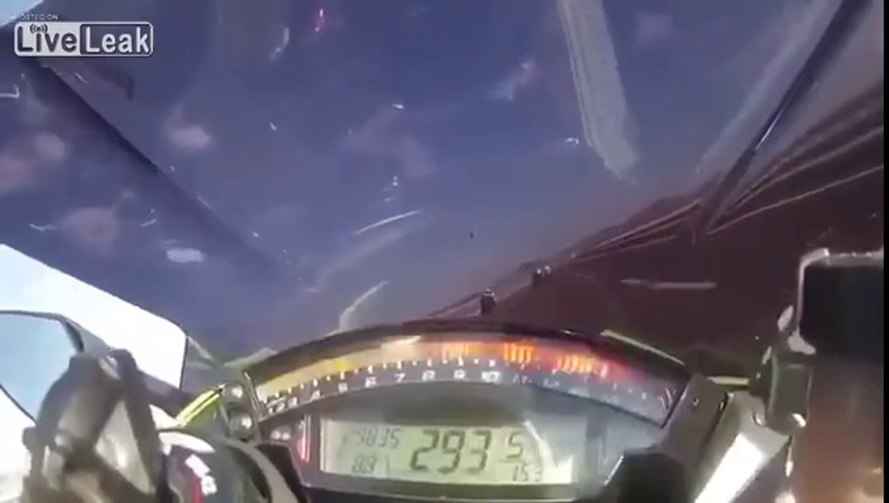 A 300km/h sur l'autoroute il se plante en moto !!