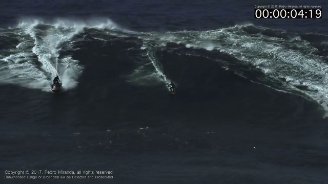 2 surfeurs prennent la plus grande vague du monde ensemble !