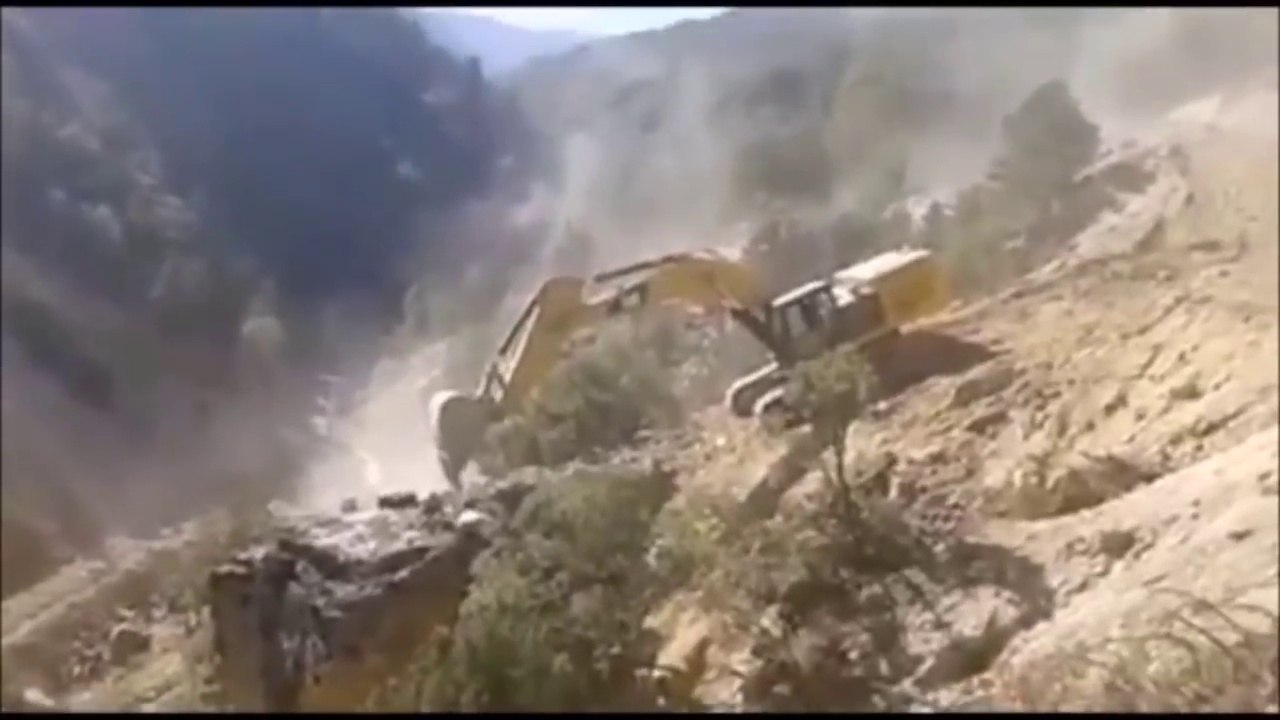 Ces ouvriers qui défoncent le chantier avec des tractopelles !