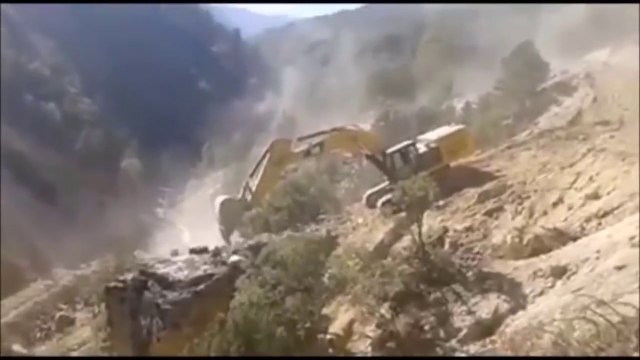 Ces ouvriers qui défoncent le chantier avec des tractopelles !
