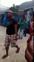 Seorang pemandu bas pekerja memarahi dan memukul dua orang pekerja warga asing