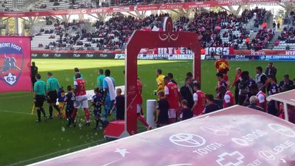 Entrée des U11 sur la pelouse du stade de Reims le 30 septembre 2017