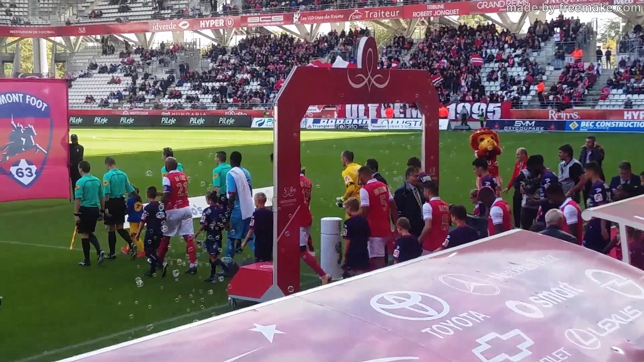 Entrée des U11 sur la pelouse du stade de Reims le 30 septembre 2017
