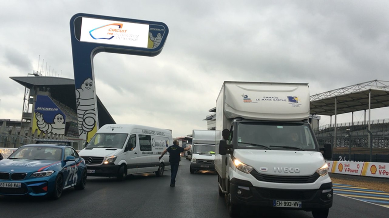 Les camions d'Emmaüs sur le circuit Bugatti