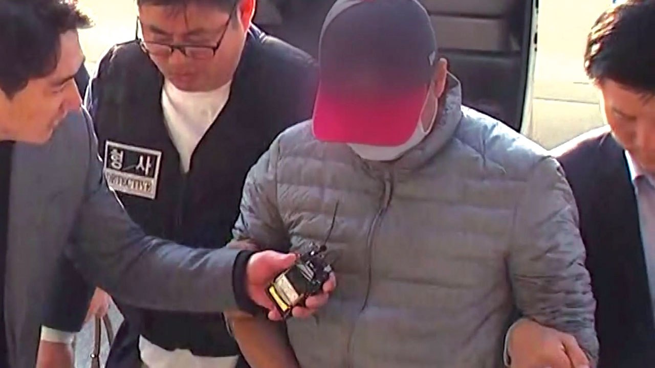 "해외여행 가자" 딸 친구 납치한 가족 송환...동기 추궁 / YTN
