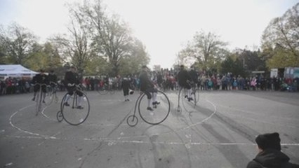 Realizan la tradicional competición de bicicleta alta en Praga