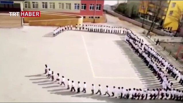 Öğrencilerden Ay Yıldızlı koreografi