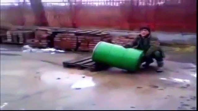 Ces russes tarés fabriquent un lance-missile avec des bidons