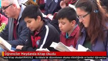 Öğrenciler Meydanda Kitap Okudu
