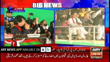 Singer Attaullah Esakhelvi on stage during PTI event in Khanewal