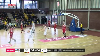 Basket-Ball : de rage, un joueur frappe son coéquipier en plein visage (vidéo)