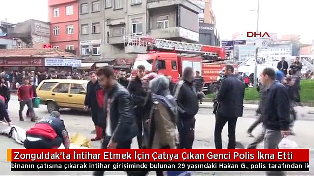 Zonguldak'ta İntihar Etmek İçin Çatıya Çıkan Genci Polis İkna Etti