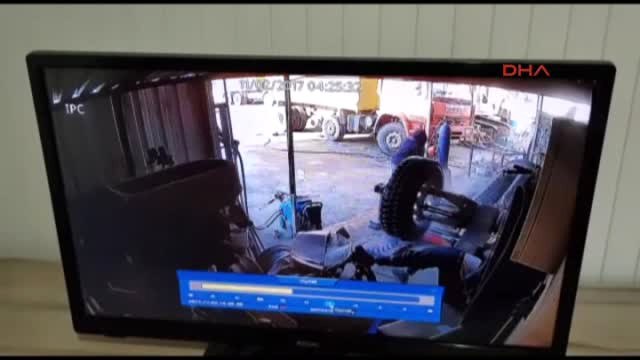 Sakarya Tamir Ettiği Lastik Bomba Gibi Patlayınca Ağır Yaralandı