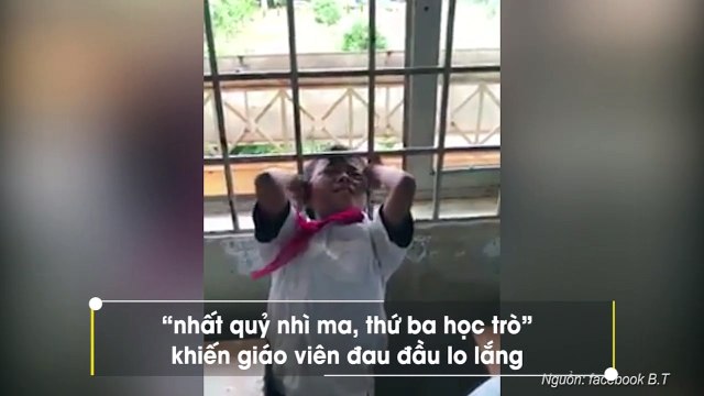 Học trò nghịch ngợm kẹt đầu vào song cửa, thầy giáo soái ca sơ mi trắng ra tay giải cứu