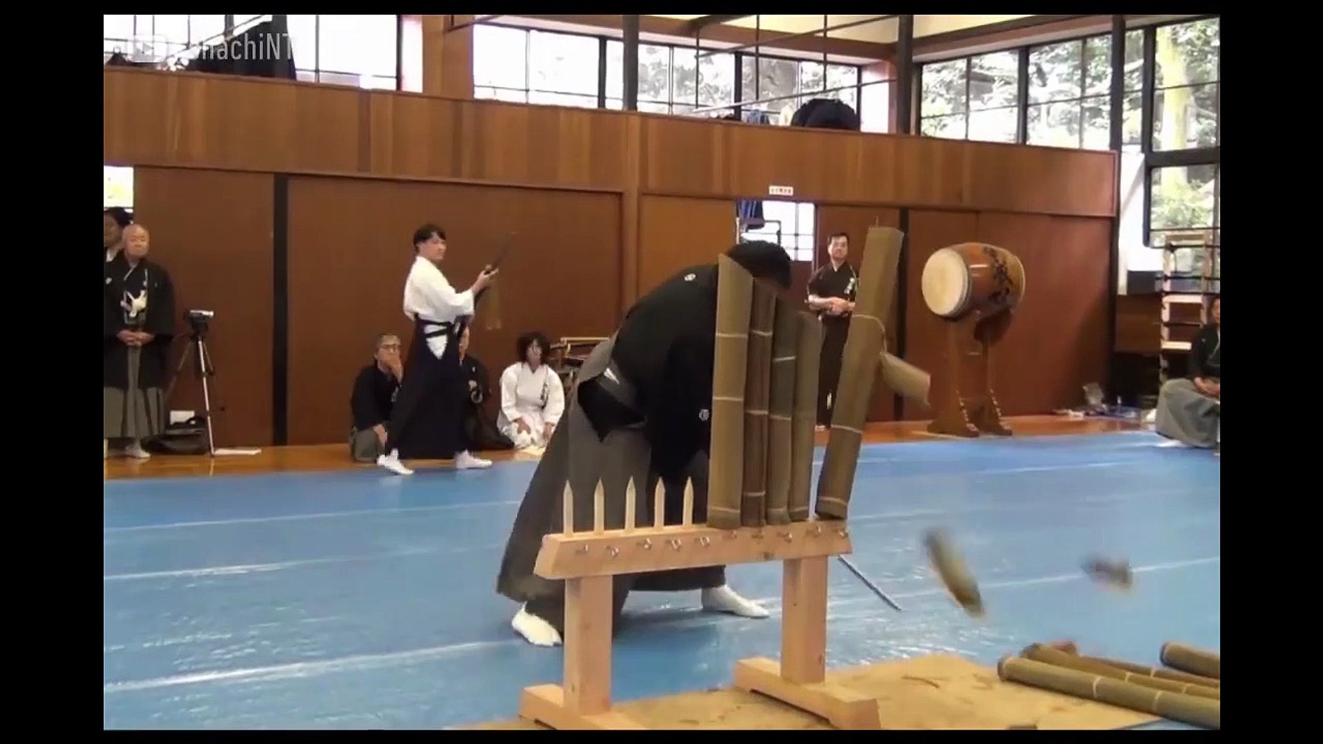 ⁣des samurai coupent des bambous avec leur katanas