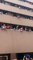 Des spectateurs aident une femme à récupérer sa casquette (Houston)