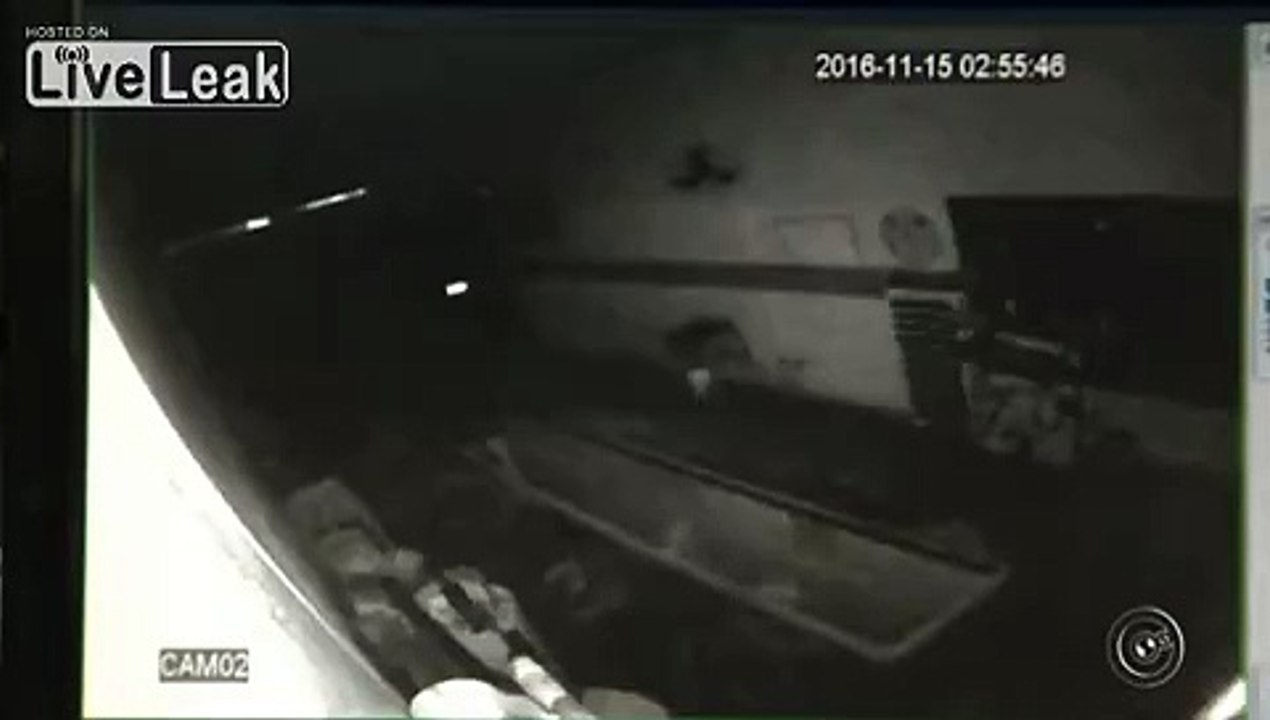 Il tombe dans la fosse remplie d'huile en essayant de braquer un garage